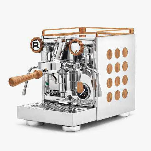 Rocket Appartamento Espressomaschine aus Edelstahl mit Holzelementen und modernem Design für Qualitätskaffee.