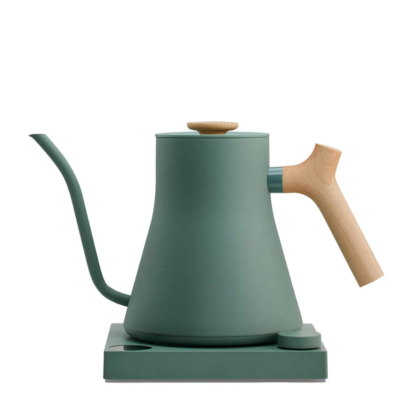 Grön elektrisk vattenkokare med trähandtag och smal pip för precision, del av Fellow, EspressoGear, allt om kaffe