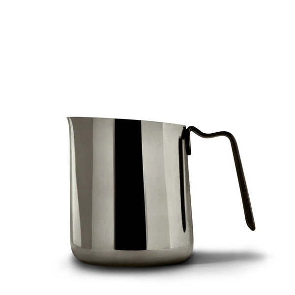 Spegelblank mjölkkanna i rostfritt stål med ergonomiskt handtag, perfekt för latte art, espresso tillbehör, allt om kaffe.