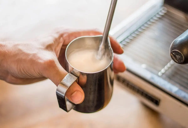 Milchkännchen – Barista und Espresso