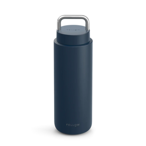 Dunkelblauer isolierter Thermobecher aus Edelstahl mit Tragegriff, Teil von Fellow, To-go, Bestseller, alles über Kaffee.