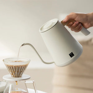 Weißer elektrischer Wasserkocher mit schmalem Ausguss und Holzgriff für präzises Brühen von Timemore, alles rund um Kaffee.
