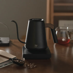 Schwarzer elektrischer Wasserkocher mit schmalem Ausguss und Holzgriff für Barista- und Brühkaffee-Zubehör von Timemore, alles rund um Kaffee.