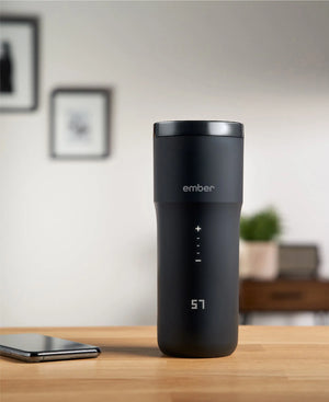 Elektrische Kaffeereisebecher schwarz V2 - 355ml auf Tisch mit digitaler Temperaturanzeige in moderner Innenumgebung.