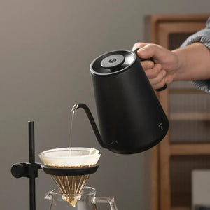 Schwarzer elektrischer Wasserkocher mit schmalem Ausguss für präzises Brühen, von Timemore und Brühen Zubehör alles rund um Kaffee.