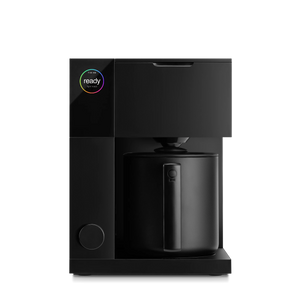 Schwarze Kaffeemaschine mit digitalem Display und Kanne, Teil von Fellow, Kaffeemaschine, Neuigkeiten, alles über Kaffee.