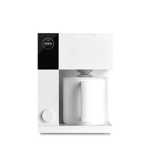 Moderner weißer Kaffeemaschine für die Handzubereitung mit Präzision und Kontrolle, Teil von Fellow, alles über Kaffee.