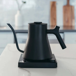 Schwarzer elektrischer Wasserkocher mit schmalem Schwanenhals auf der Basiseinheit, Teil von Fellow, Wasserkocher, EspressoGear, alles rund um Kaffee.