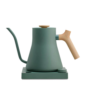 Grüner elektrischer Wasserkocher mit Holzgriff und schmalem Ausguss für Präzision, Teil von Fellow, EspressoGear, alles über Kaffee