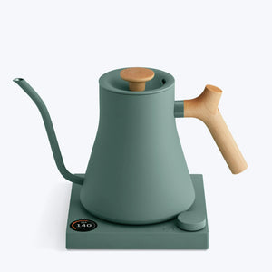 Grüne Wasserkocher mit Holzgriff und langem, schmalem Ausguss für präzises Brühen, Teil von Fellow, EspressoGear, alles über Kaffee