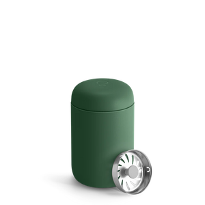 Grüne isolierte Kaffeetasse mit abnehmbarem Deckel und Filter, Teil von Take away und EspressoGear, alles rund um Kaffee.