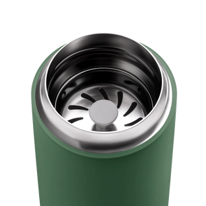 Detailaufnahme eines isolierten Deckels mit integriertem Filter aus Edelstahl für grünen take away-Becher, Fellow, alles über Kaffee.