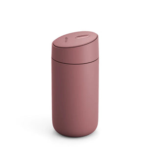 Wiederverwendbarer Reisebecher in mattem Rosa mit Schiebedeckel, Teil von Fellow, To-go, Neuigkeiten, alles über Kaffee.