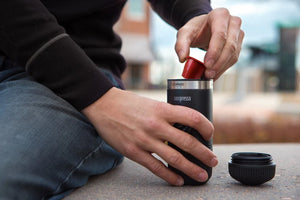 Tragbarer Kapseladapter in Schwarz für Nespresso OriginalLine, verbunden mit Nanopresso, von Senaste nytt und Barista Espresso.