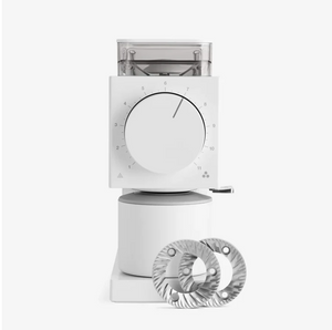 Weiße elektrische Kaffeemühle mit einstellbarem Mahlgrad und extra rostfreien Mahlwerken, Fellow, alles über Kaffee.