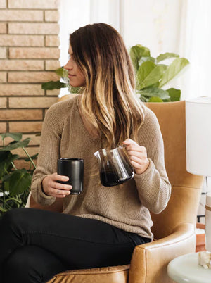 Elegante Glaskanne für präzises Brühen in modernem Ambiente, EspressoGear, Neuigkeiten, alles über Kaffee.