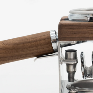 Portafilterhalter aus Holz und Metall für eine stabile Ablage beim Espressobrühen, Barista-Zubehör, alles rund um Kaffee.
