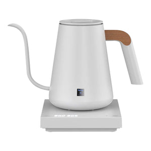 Weißer elektrischer Wasserkocher mit schmalem Ausguss und Holzdetail am Griff, für Barista- und Brühkaffee-Zubehör, alles rund um Kaffee.