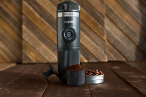 Schwarze tragbare Nanopresso mit Kaffeekapsel und gemahlenem Kaffee, Espresso-Zubehör von Barista und tragbare Kaffeemaschinen.
