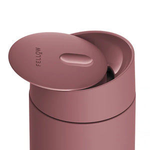 Wiederverwendbarer rosa Reisebecher mit Schiebedeckel im modernen Design, Teil von Fellow, Take away, EspressoGear, alles über Kaffee.
